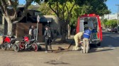 Condutor de motocicleta fica ferido em colisão com automóvel