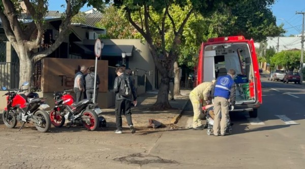 Condutor de motocicleta fica ferido em colisão com automóvel