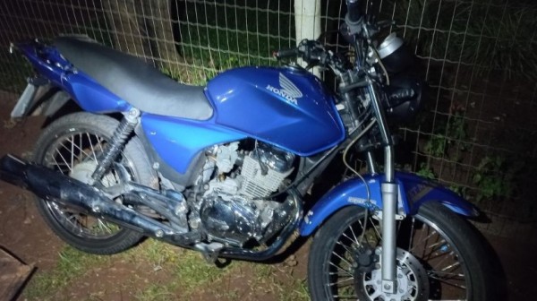Motociclista fica ferido após colidir com cão no interior