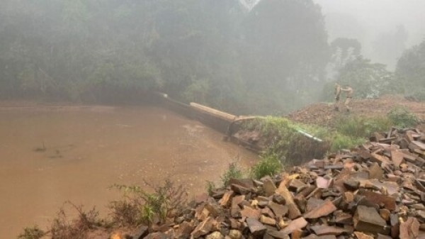 Despejo clandestino de dejetos suínos interrompe abastecimento de água em município