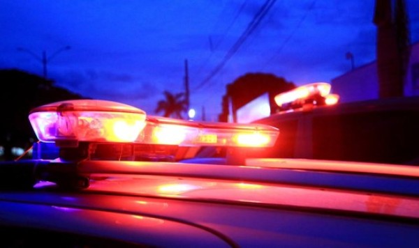 Homem descumpre medida protetiva, tenta levar filho à força e agride mulher