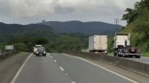 Fechada entre caminhões termina em tiros e motorista baleado na BR-101, em SC