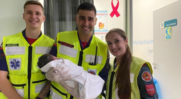 Bombeiros auxiliam em parto de emergência e mãe dá à luz antes da chegada ao hospital