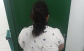 Mulher de 37 anos é presa em SC após se passar por criança e viver com família por mais de um ano