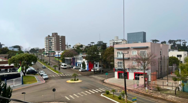 Frente fria mantém chuva e temperaturas baixas no fim de semana
