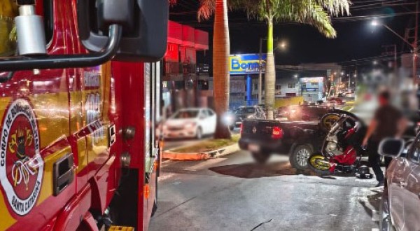 Motociclista fica ferido em colisão com carro na Av. Paraná