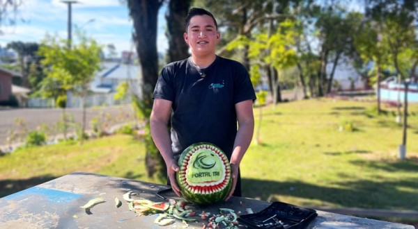 Repositor de hortifruti descobre talento para esculpir frutas e transforma paixão em arte