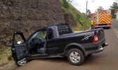 Homem se envolve em acidente de trânsito, bate em muro e fica preso nas ferragens do veículo