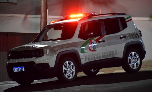 Ex-companheiro invade casa, tenta golpear mulher com faca e a agride com socos