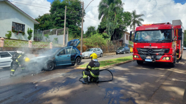 Incêndio em veículo é controlado por bombeiros