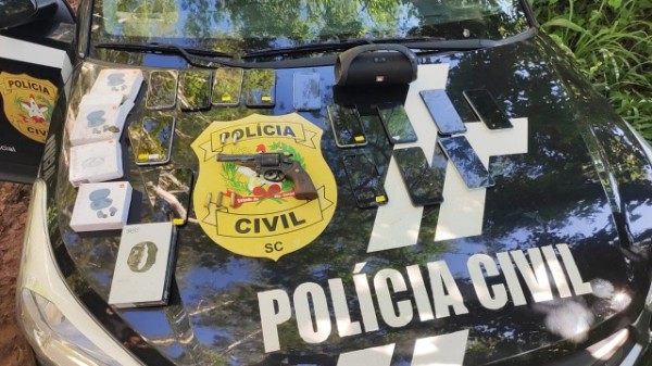 Polícia Civil recupera celulares roubados em Pinhalzinho e apreende arma usada no crime