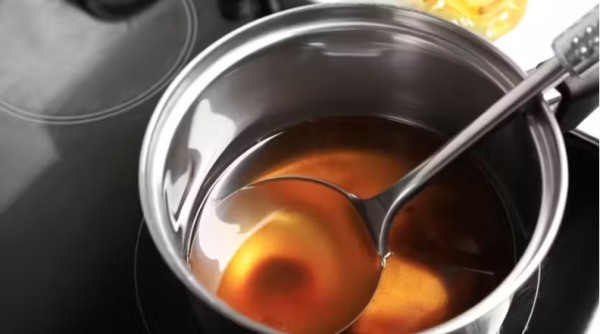 Por que não se deve reaproveitar óleo de fritura? Especialistas explicam