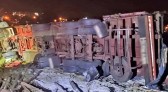 Motorista filma momento em que carreta tomba e explode