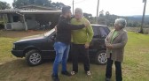 Tentando conseguir dinheiro para tratamento, homem coloca carro como prêmio de rifa e ganhador devolve veículo