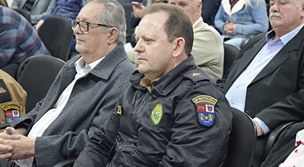 Comandante Rafaelli recebe homenagens após 35 anos de serviços prestados para a PMPR