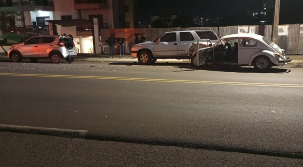 Homem fica ferido após Fusca colidir contra veículo estacionado
