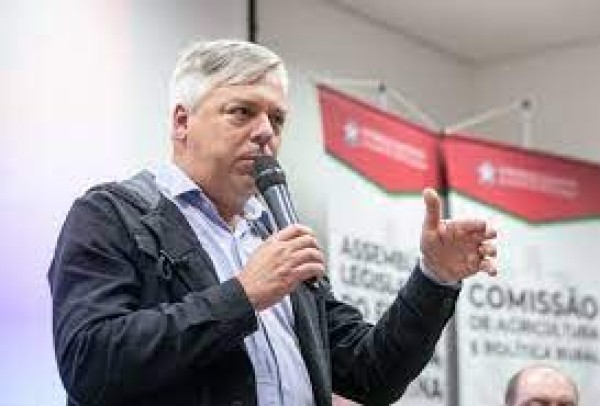 Governo federal altera taxação para importação de leite e revoga resolução de 2022 que prejudicava produtores, destaca deputado