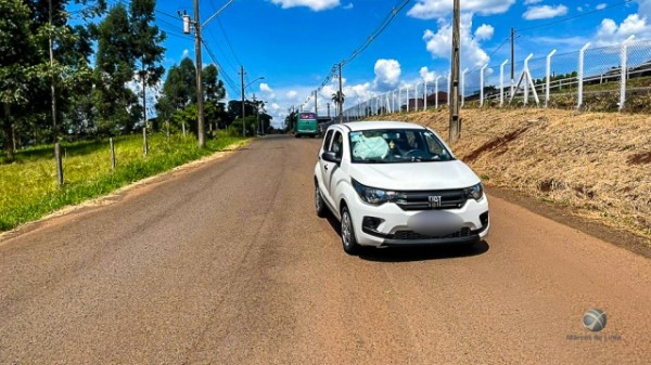 Colisão entre carro e ônibus deixa idoso levemente ferido no interior