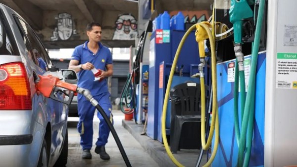Com alívio da guerra, Petrobras reduz preço do querosene de aviação