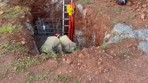 Motociclista cai em buraco de obra após tentar desviar de caminhão