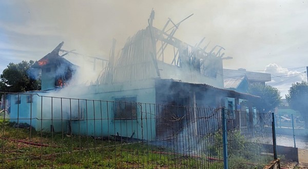 Sobrado pega fogo
