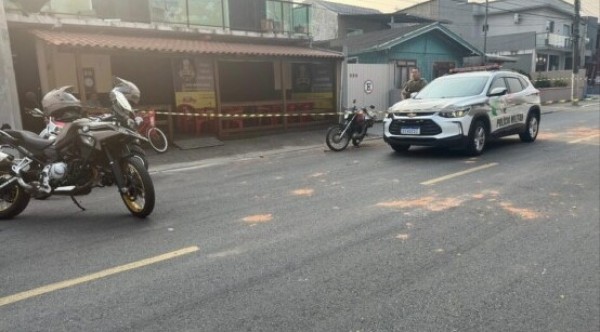 Após briga em frente a bar, homem tenta esfaquear policiais e morre