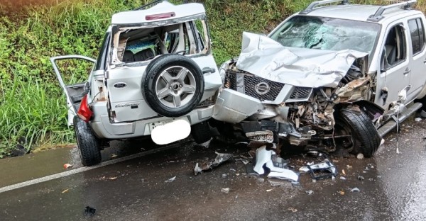Colisão entre carro e caminhonete deixa ferido preso às ferragens na SC-157