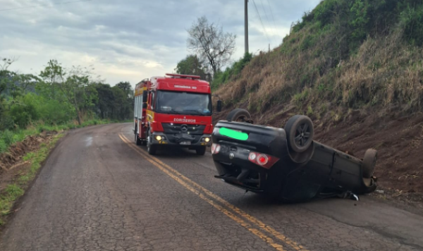 Condutor sai ileso após capotamento na Linha Santa Terezinha