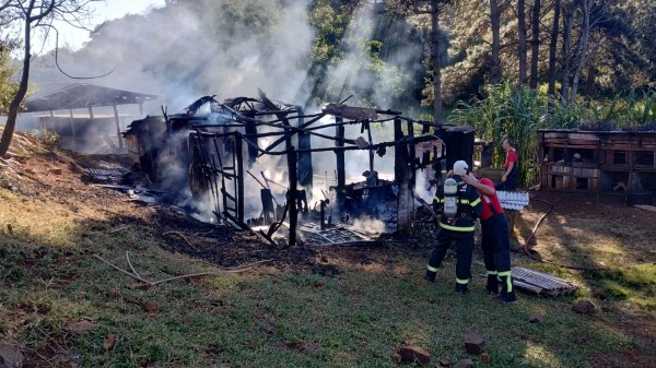 Incêndio em galinheiro é registrado no bairro São Silvestre
