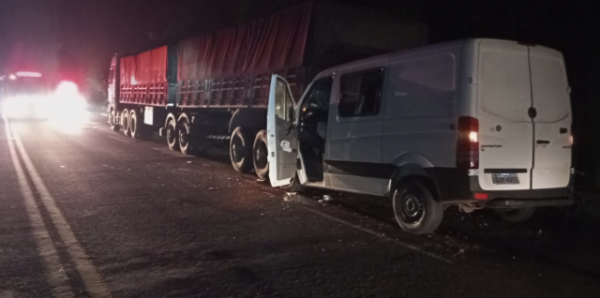 Colisão entre van e carreta deixa trabalhadores feridos na BR-282
