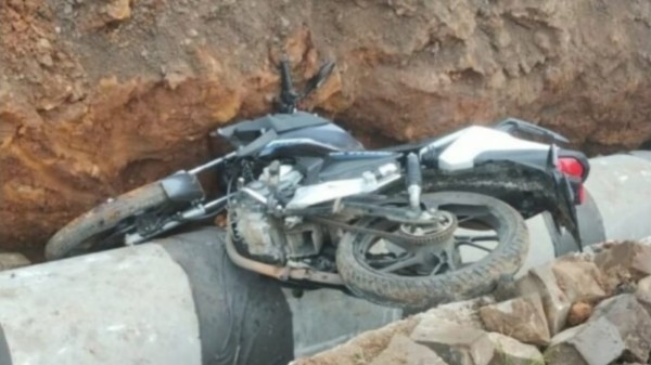Motociclista fica ferido ao cair em vala no Oeste de Santa Catarina