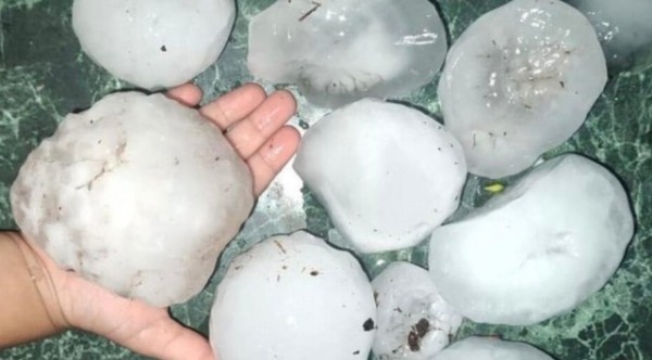 Granizo gigante assusta moradores na Argentina e imagens impressionam