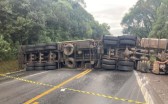 Carreta tomba e interrompe totalmente o trânsito na BR-282