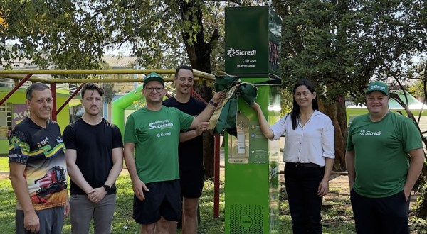 Caminhada Verde da Sicredi Fronteiras reúne comunidade e marca entrega de estação de hidratação
