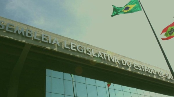 33 deputados tentam reeleição e 13 ex-deputados buscam voltar à Alesc nestas eleições