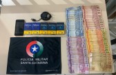 Dois homens são presos em menos de 10 minutos após assalto em posto de combustível