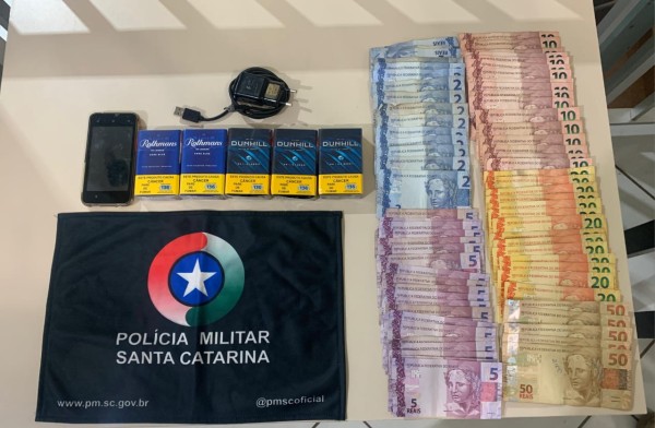 Dois homens são presos em menos de 10 minutos após assalto em posto de combustível