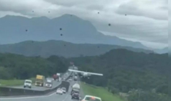 Avião de pequeno porte faz pouso forçado na BR-101 em SC