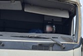 Caminhoneiro é flagrado de capacete dirigindo carreta sem para-brisa
