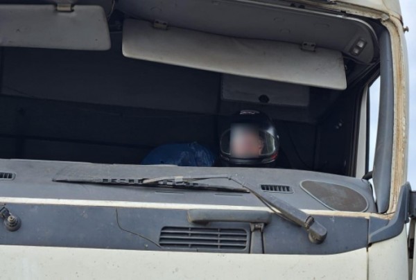 Caminhoneiro é flagrado de capacete dirigindo carreta sem para-brisa