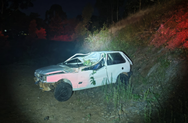 Carro com placas de São Miguel do Oeste sai da pista e capota na SC-305, em Anchieta