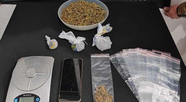 Cão farejador ajuda PM a localizar drogas e homem é preso por tráfico no Oeste