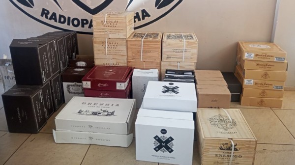 Polícia Militar apreende 280 garrafas de vinho argentino durante abordagem