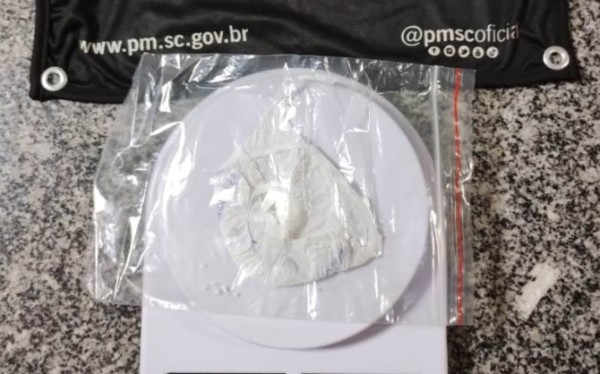 Motorista é flagrado com cerveja e cocaína e tem caminhão apreendido na SC-480