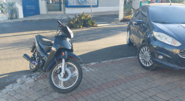 Colisão entre moto e carro deixa argentina ferida no Centro