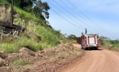 Corpo de Bombeiros combate incêndio ambiental próximo a rede elétrica