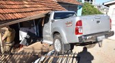 Caminhonete desgovernada invade residência no centro