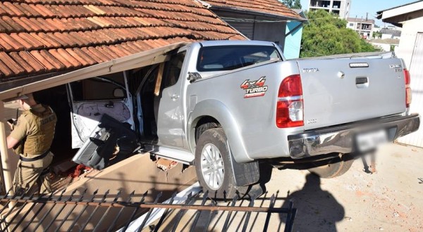 Caminhonete desgovernada invade residência no centro