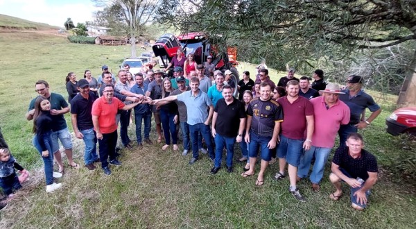 Comunidade de Sede Unida recebe trator e enciladeira novos