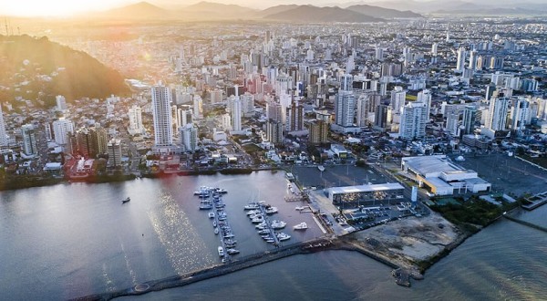Itajaí se consolida como novo polo da inovação com o Foz Tech Summit 2025
